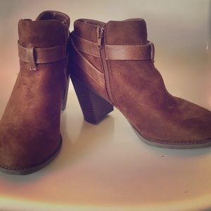 Women’s booties, size 7.5.